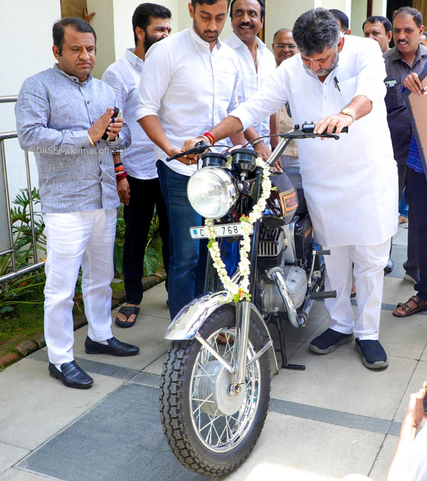 Shivakumar s yezdi roadking restored