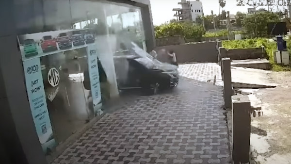 mg mector crashed at dealership