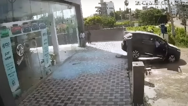 mg mector crashed at dealership