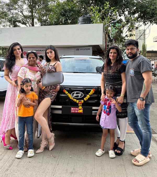 Riva arora with family