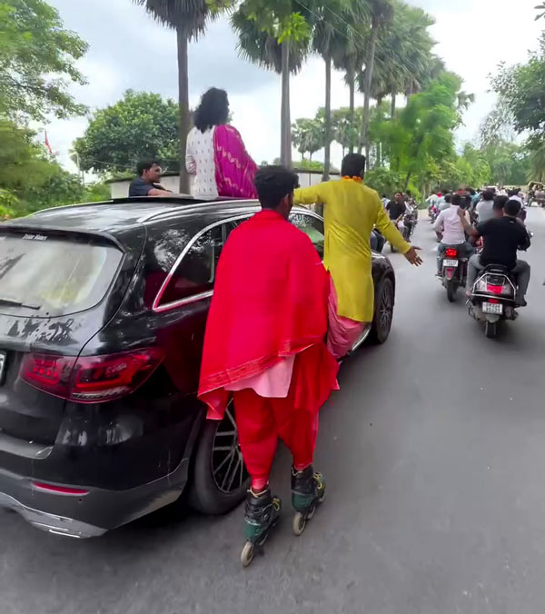 aniruddhacharya stands out of sunroof