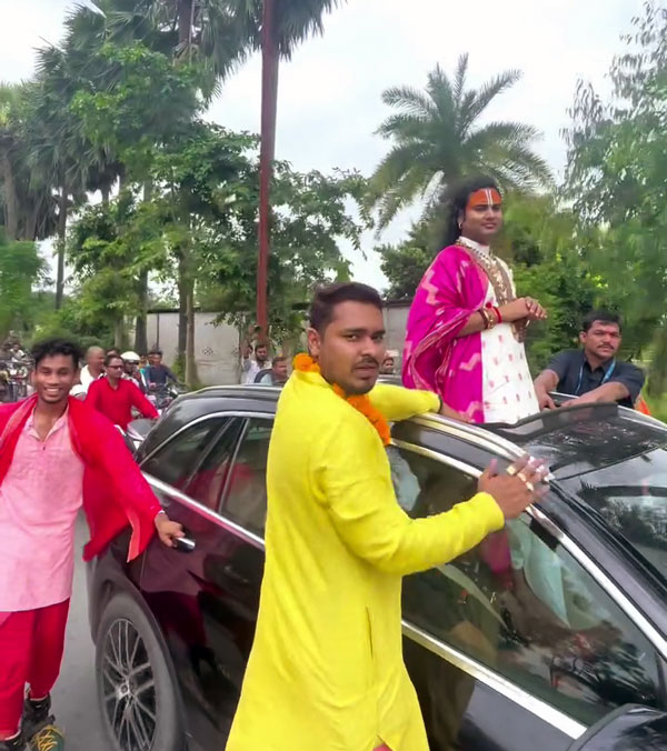 aniruddhacharya stands out of sunroof