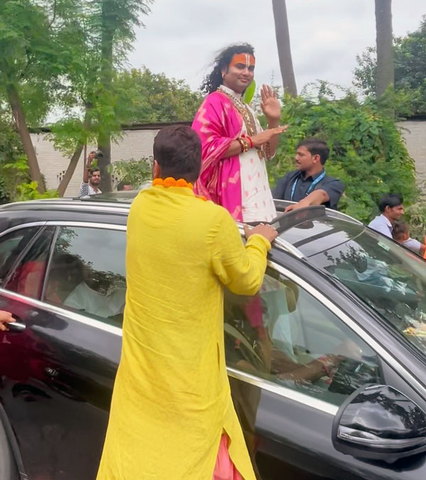 aniruddhacharya stands out of sunroof