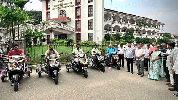 karnataka mp b y raghavendra distributes 3-wheelers