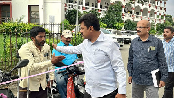 karnataka mp b y raghavendra distributes 3-wheelers
