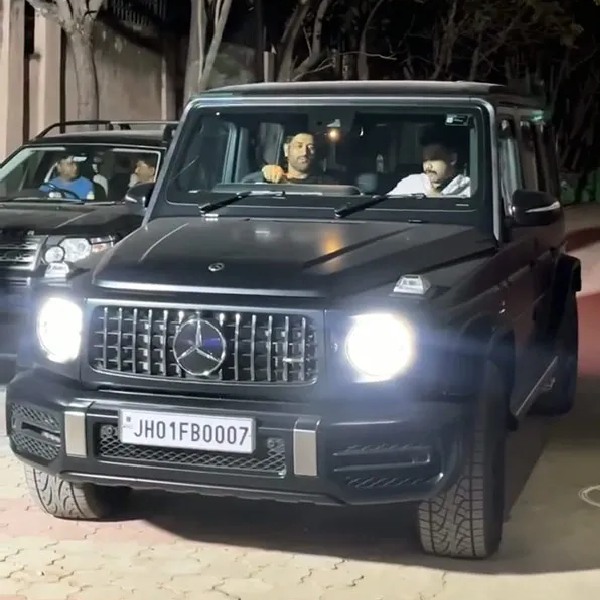 shreyas iyer in mercedes g63