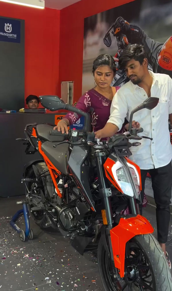 sister surprise brother