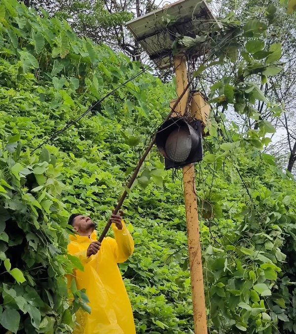 kerala man cleaning sign boards kerala man cleaning sign boards