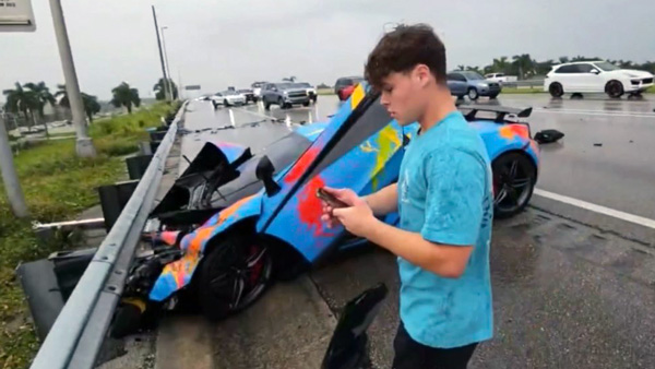 YouTuber crashes mclaren during livestream