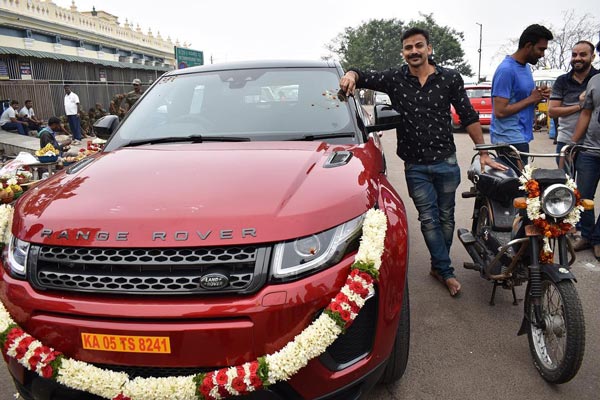 actor dhananjaya owns luxury cars actor dhananjaya owns luxury cars