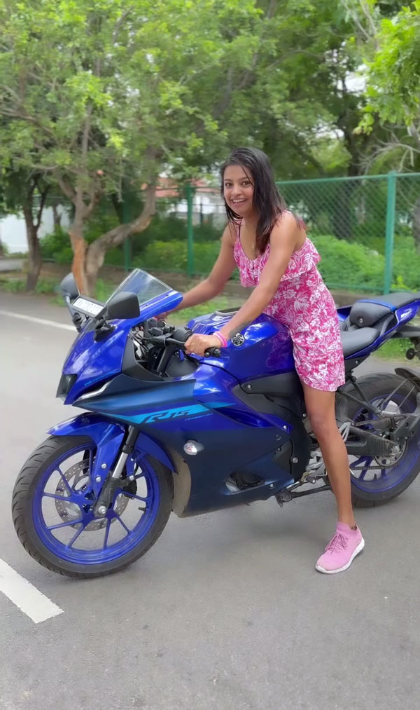 sonu gowda rides yamaha r15