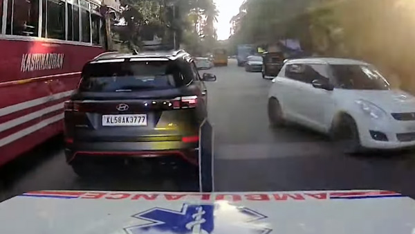 Hyundai Creta Blocking Ambulance