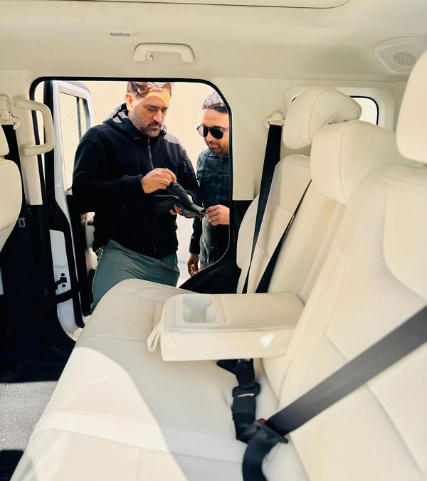 dhoni put signature in thar dhoni put signature in thar