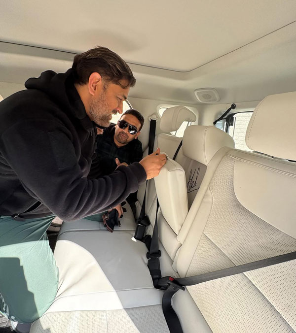 dhoni put signature in thar dhoni put signature in thar