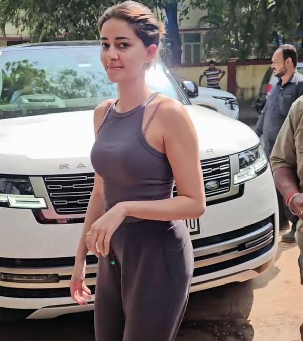 Ananya Panday Spotted In Land Rover Range Rover Ananya Panday Spotted In Land Rover Range Rover
