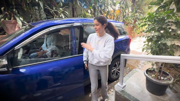 Shanaya Kapoor Spotted In Mahindra XUV 700
