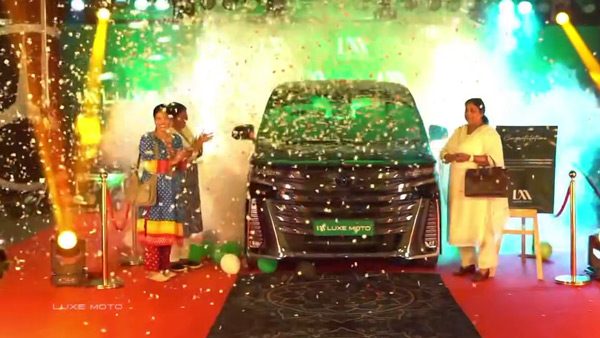 sona mohanan kallate buys vellfire