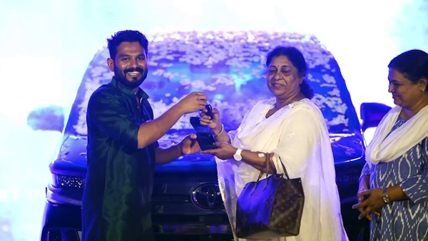 sona mohanan kallate buys vellfire