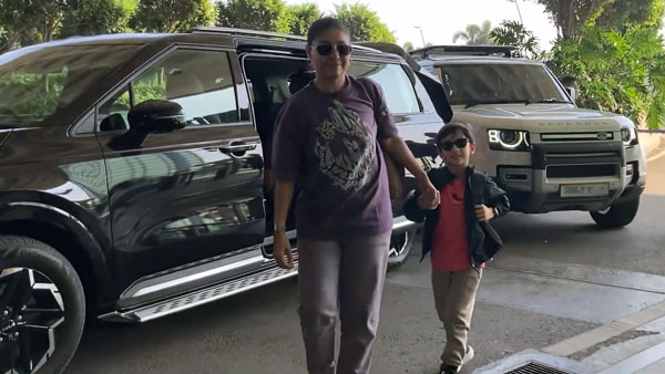 Sunidhi Chauhan Kia Carnival Car