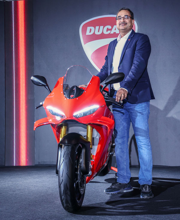 ducati introduced 2025 panigale v4