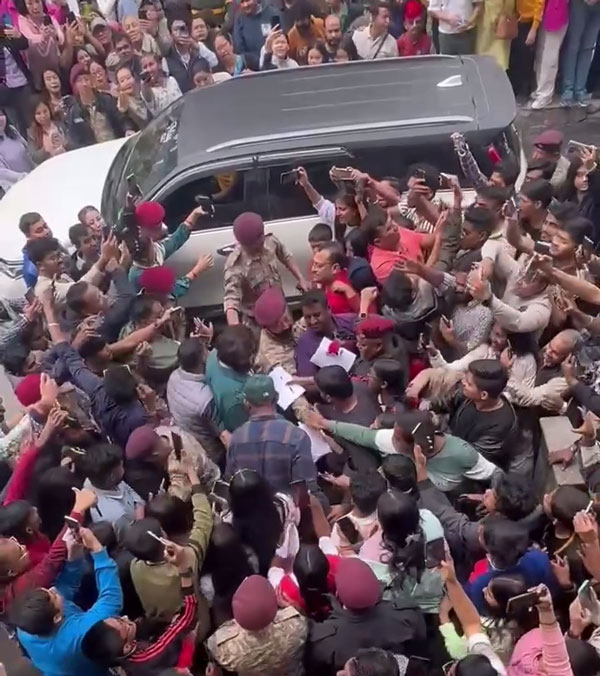 Kartik Aaryan In Crowd