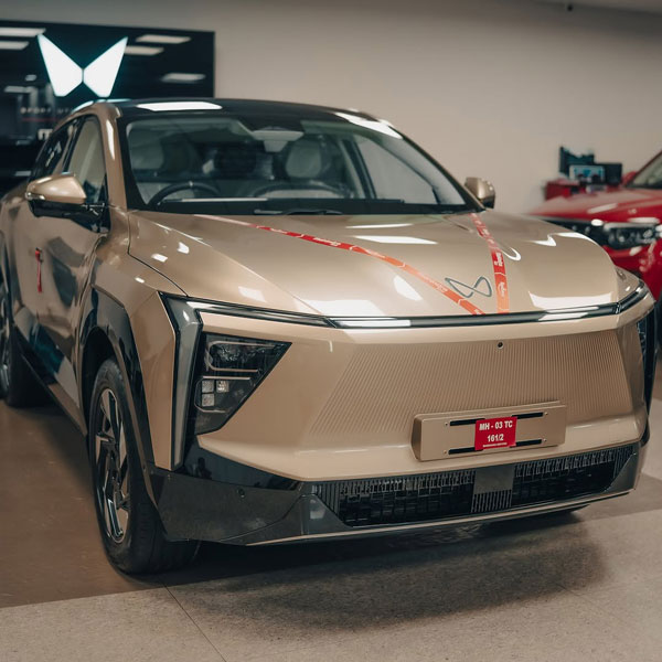 mumbiker nikhil buys mahindra xev9e