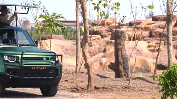 narendra modi traveled on defender