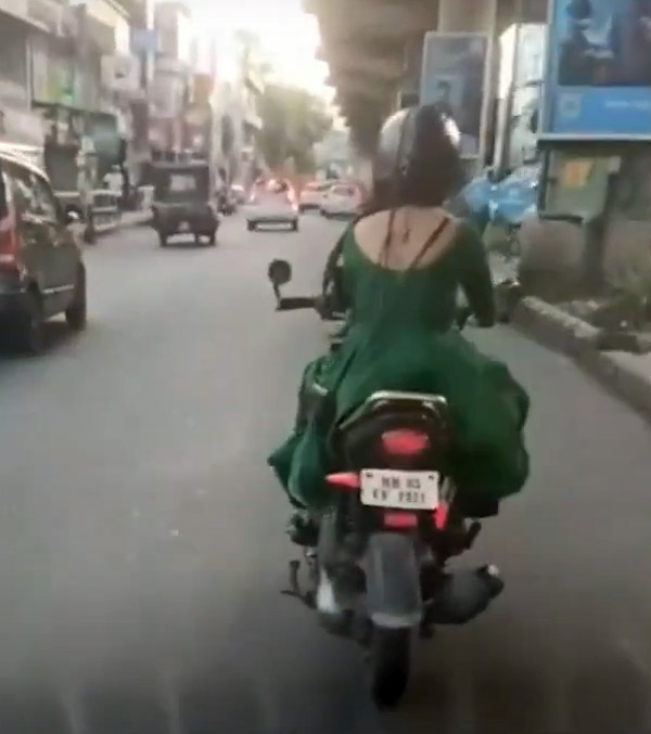 kerala women blocking ambulance way