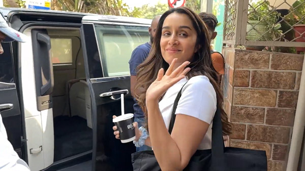 shraddha kapoor with luxus car