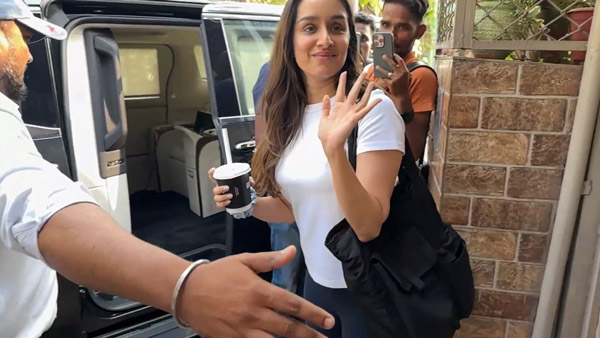 shraddha kapoor with luxus car