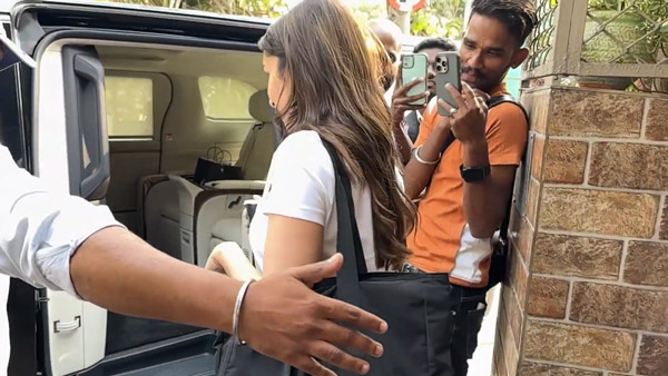 shraddha kapoor with luxus car