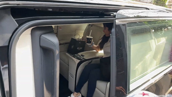 shraddha kapoor with luxus car