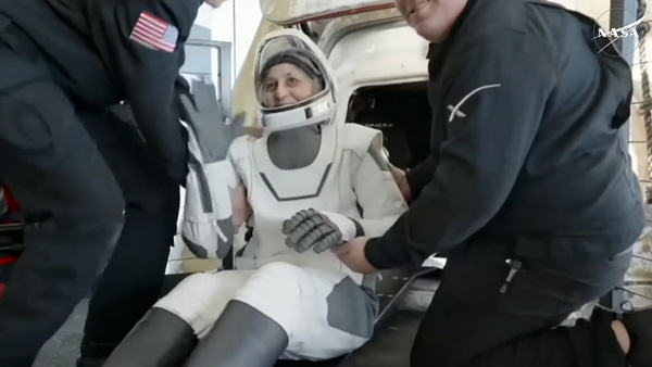 sunita williams dragon spacecraft