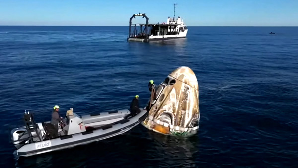 sunita williams dragon spacecraft