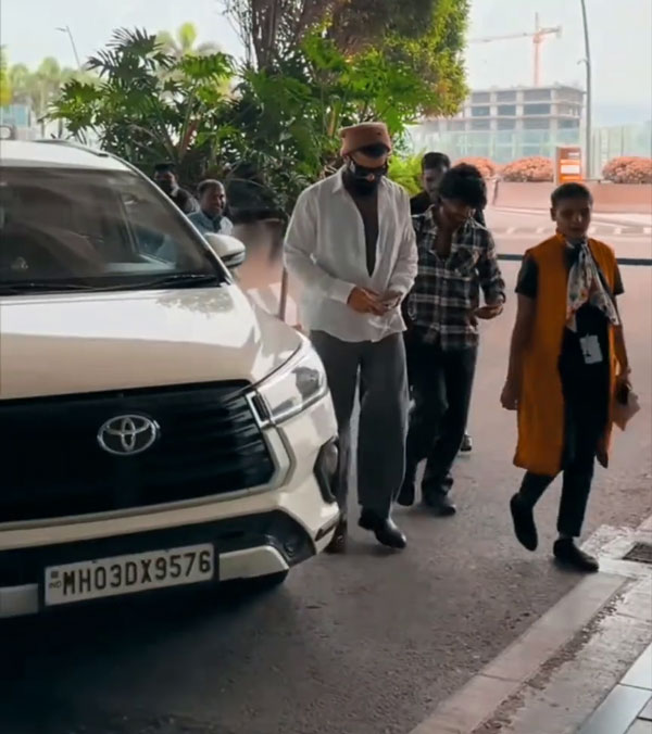 Vijay Devarakonda in Innova Crysta