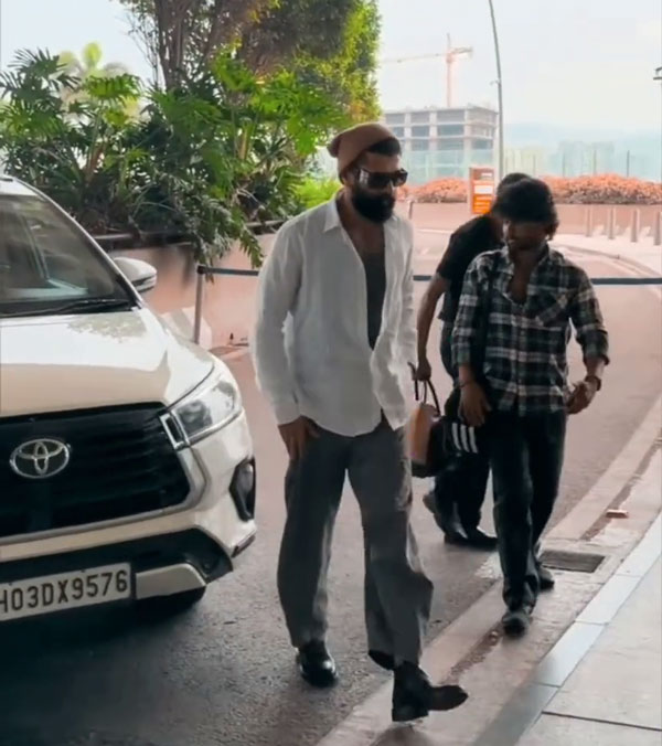 Vijay Devarakonda in Innova Crysta