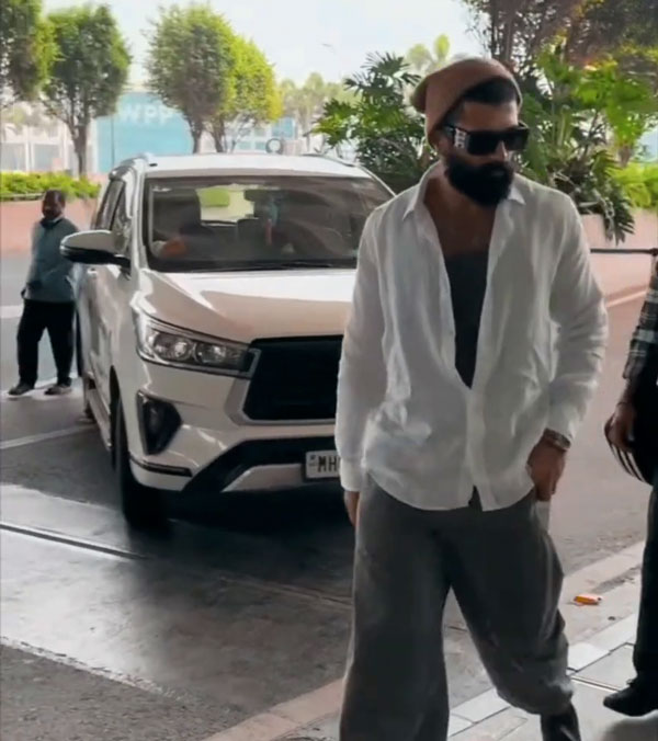 Vijay Devarakonda in Innova Crysta