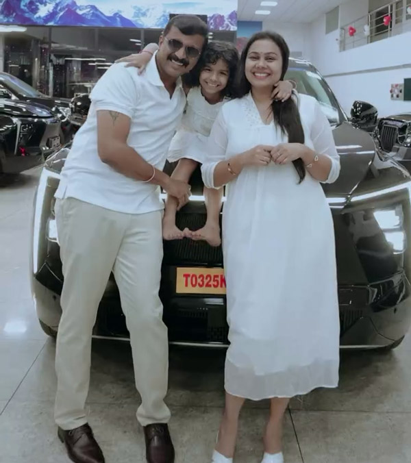 nikhil-lena couple buys mahindra car