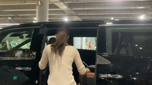 kriti sanon spotted with vellfire