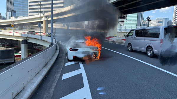 Ferrari car burning pic