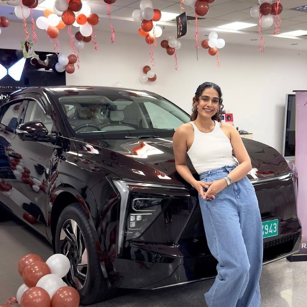 aakanksha singh buys mahindra xev9e