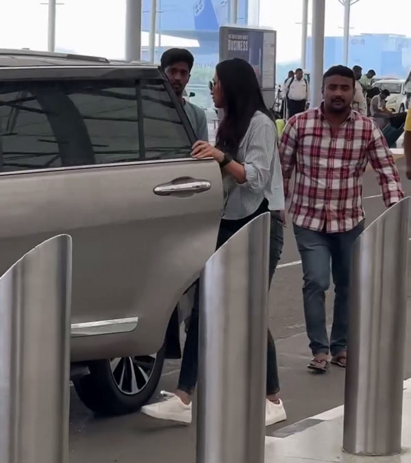 srinidhi shetty spotted in innova