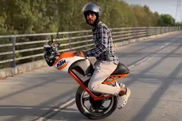 single-wheeled electric motorcycle