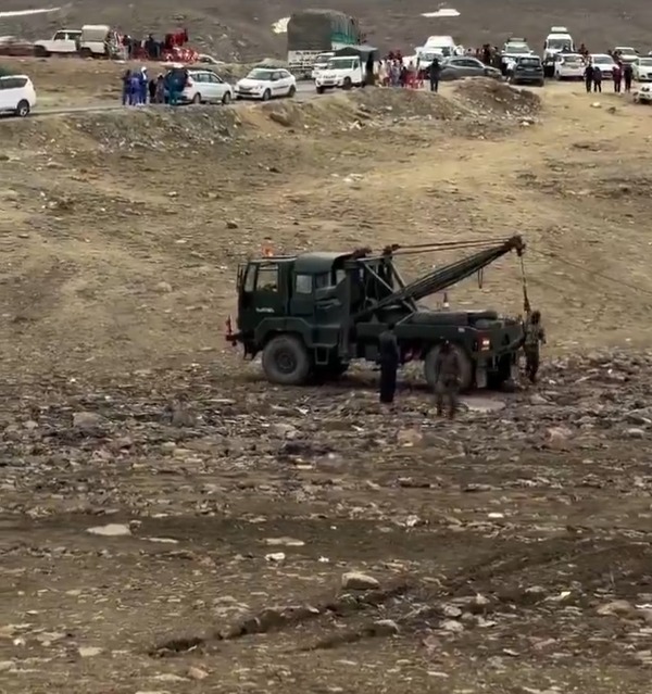 cars stuck on baralacha pass