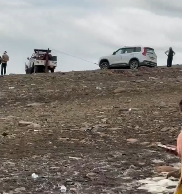 cars stuck on baralacha pass