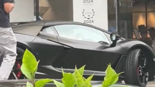 Lamborghini Revuelto Side Design