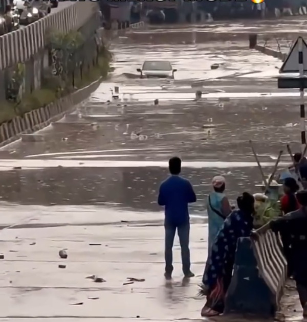 maruti suzuki alto 800 car wade through flooded road