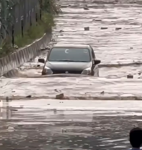 maruti suzuki alto 800 car wade through flooded road