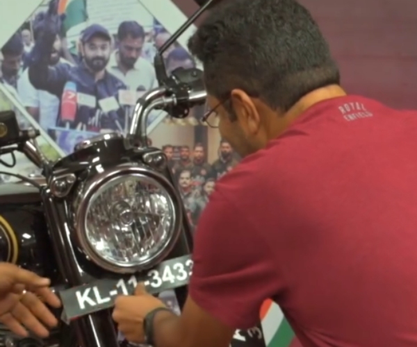 iconic kl-11-3433 number plate