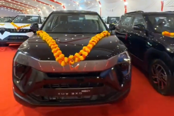 mahindra showroom car delivery